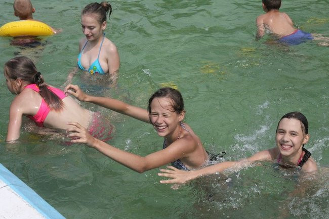 Tłumy na basenie (zdjęcia)