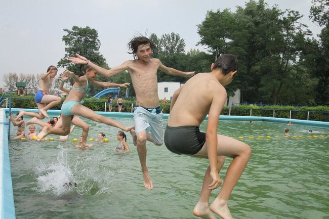 Tłumy na basenie (zdjęcia)