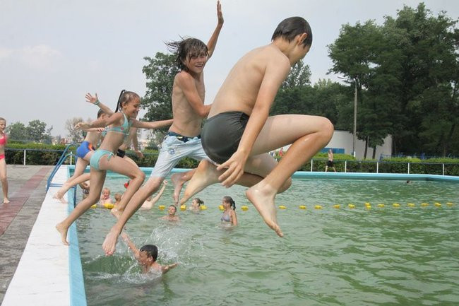 Tłumy na basenie (zdjęcia)