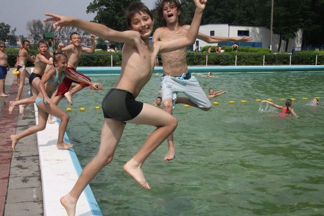 Tłumy na basenie (zdjęcia)