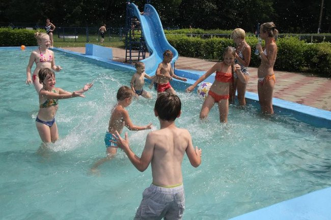 Tłumy na basenie (zdjęcia)