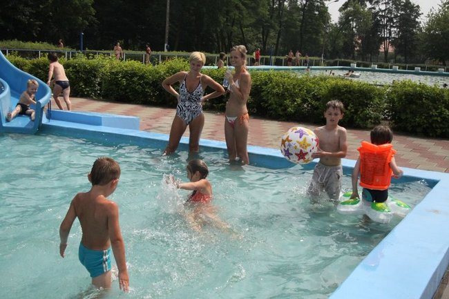 Tłumy na basenie (zdjęcia)