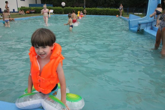 Tłumy na basenie (zdjęcia)