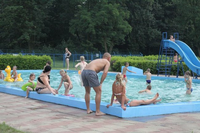 Tłumy na basenie (zdjęcia)