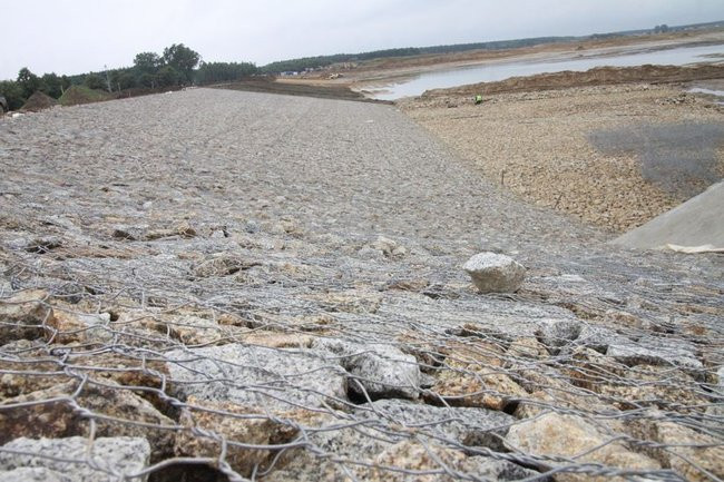Zbiornik w Rydzynie gotowy na jesień (zdjęcia)