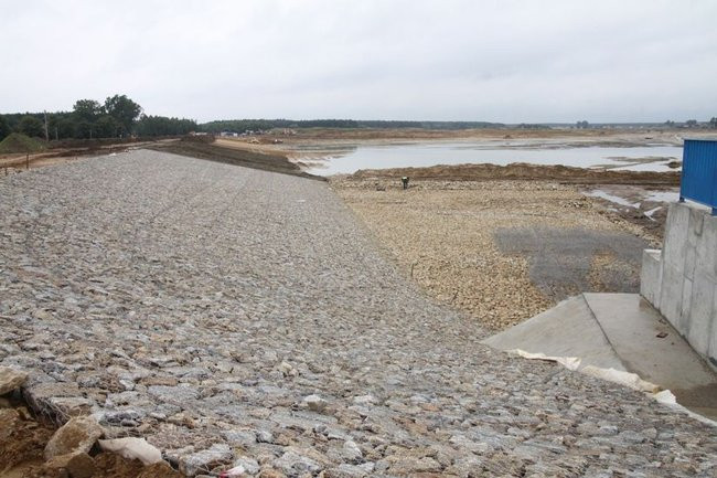 Zbiornik w Rydzynie gotowy na jesień (zdjęcia)