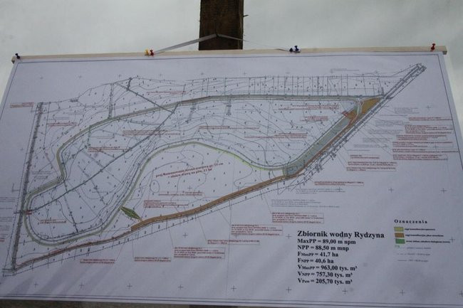 Zbiornik w Rydzynie gotowy na jesień (zdjęcia)