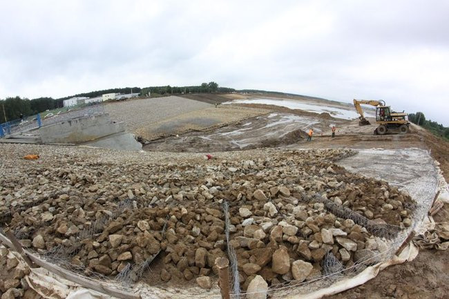 Zbiornik w Rydzynie gotowy na jesień (zdjęcia)