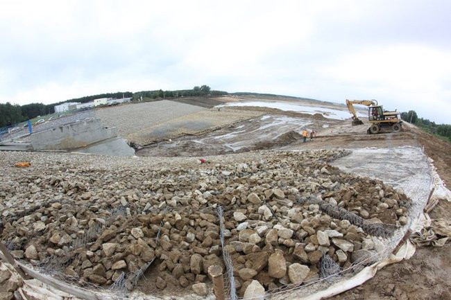 Zbiornik w Rydzynie gotowy na jesień (zdjęcia)