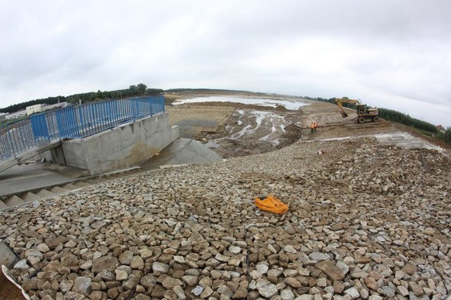 Zbiornik w Rydzynie gotowy na jesień (zdjęcia)