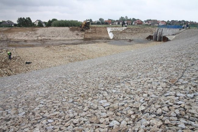 Zbiornik w Rydzynie gotowy na jesień (zdjęcia)