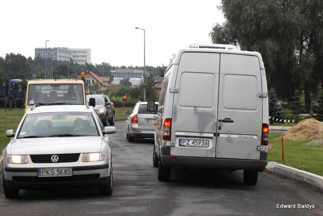Można jeździć przez targowisko (zdjęcia)