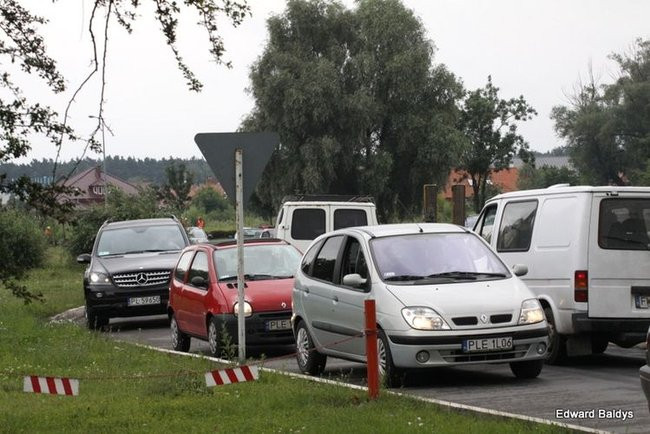 Można jeździć przez targowisko (zdjęcia)