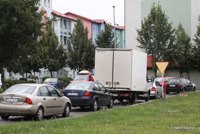 Można jeździć przez targowisko (zdjęcia)