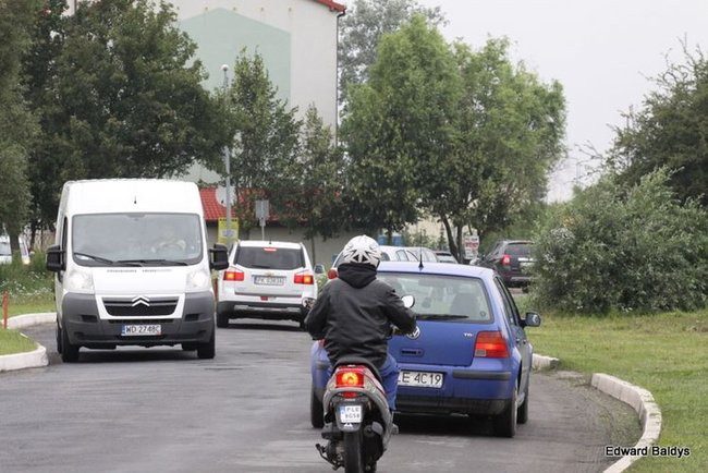 Można jeździć przez targowisko (zdjęcia)