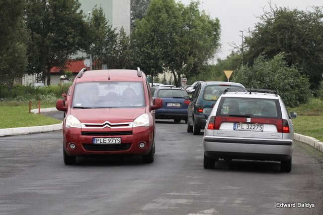 Można jeździć przez targowisko (zdjęcia)