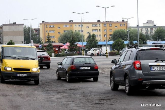 Można jeździć przez targowisko (zdjęcia)