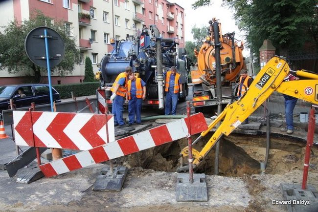 Awaria wodociągu w Lesznie (zdjęcia)