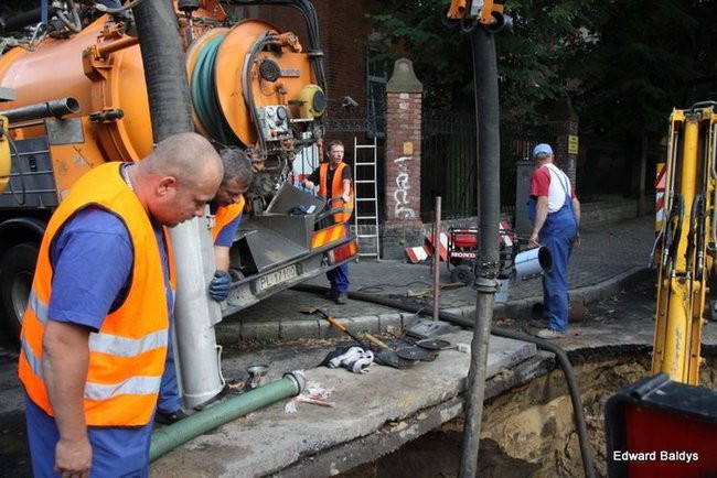 Awaria wodociągu w Lesznie (zdjęcia)