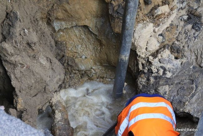 Awaria wodociągu w Lesznie (zdjęcia)