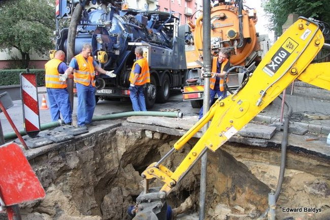 Awaria wodociągu w Lesznie (zdjęcia)