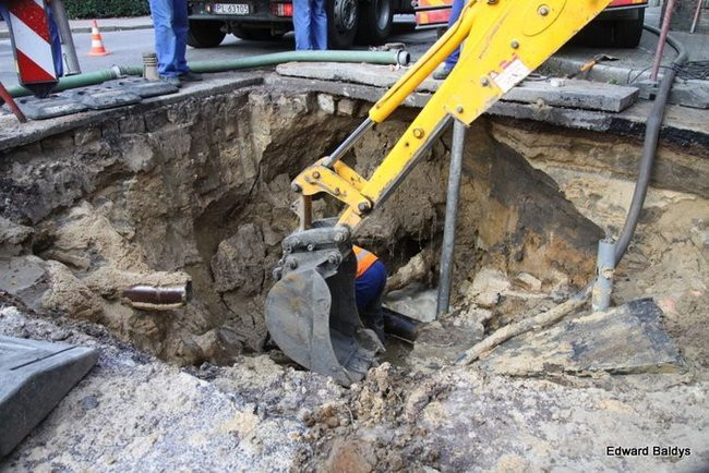 Awaria wodociągu w Lesznie (zdjęcia)