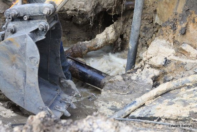 Awaria wodociągu w Lesznie (zdjęcia)