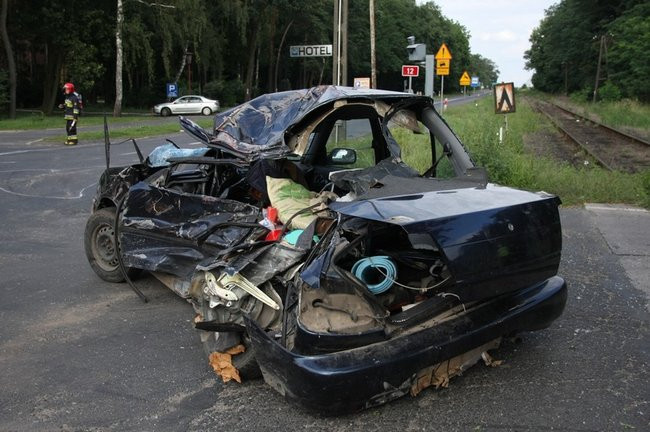 Wypadek w Krzemieniewie, 2 osoby nie żyją (zdjęcia)