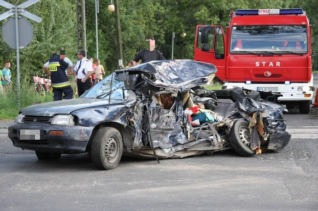 Wypadek w Krzemieniewie, 2 osoby nie żyją (zdjęcia)