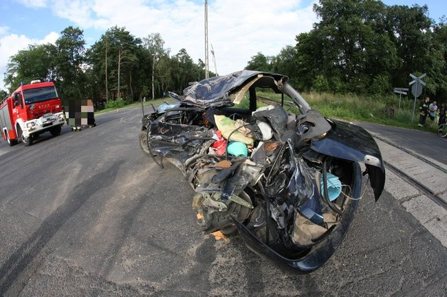 Wypadek w Krzemieniewie, 2 osoby nie żyją (zdjęcia)