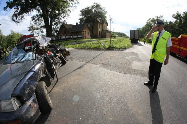 Wypadek w Krzemieniewie, 2 osoby nie żyją (zdjęcia)