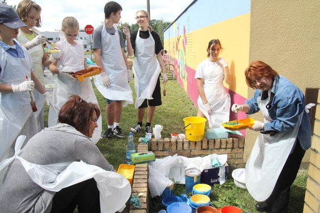 Młodzież pomalowała garaże (zdjęcia)