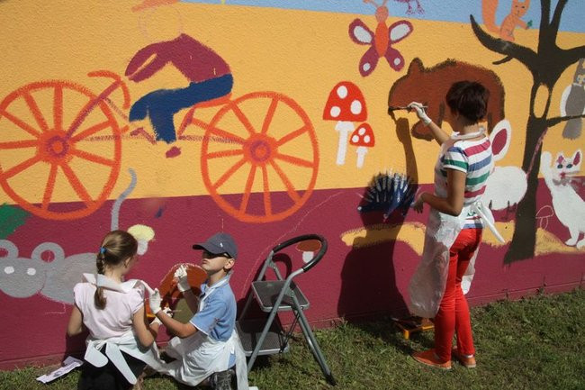 Młodzież pomalowała garaże (zdjęcia)