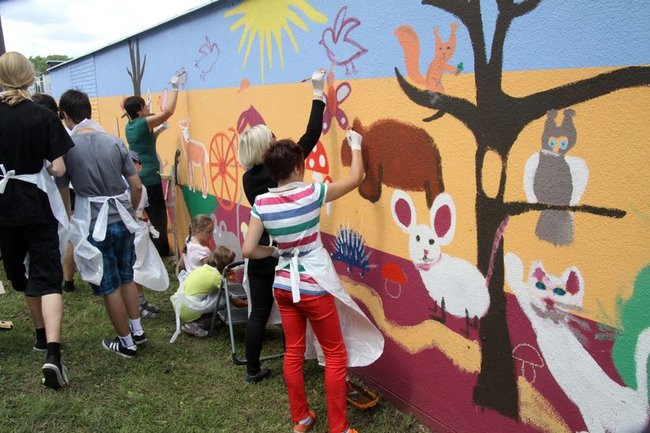 Młodzież pomalowała garaże (zdjęcia)