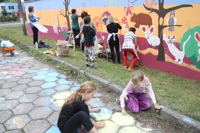 Młodzież pomalowała garaże (zdjęcia)