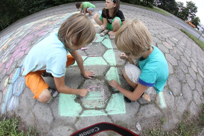 Młodzież pomalowała garaże (zdjęcia)