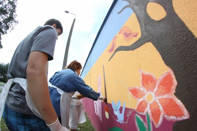 Młodzież pomalowała garaże (zdjęcia)