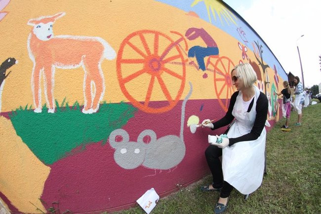 Młodzież pomalowała garaże (zdjęcia)