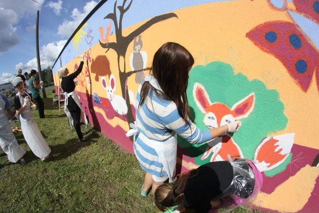 Młodzież pomalowała garaże (zdjęcia)