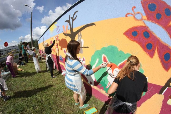 Młodzież pomalowała garaże (zdjęcia)