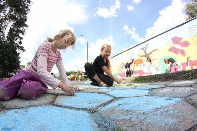 Młodzież pomalowała garaże (zdjęcia)