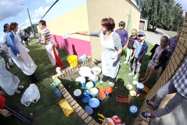 Młodzież pomalowała garaże (zdjęcia)