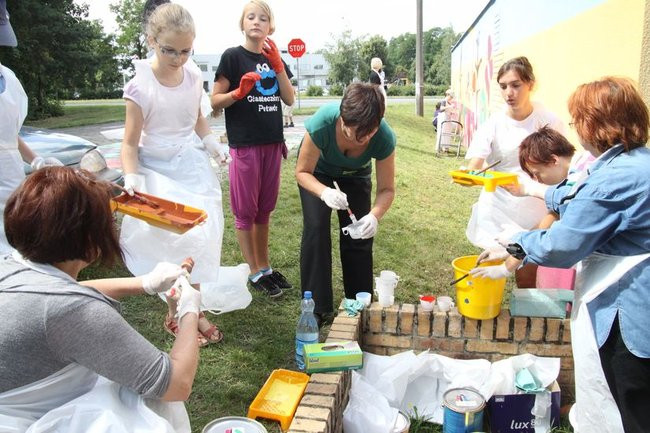 Młodzież pomalowała garaże (zdjęcia)