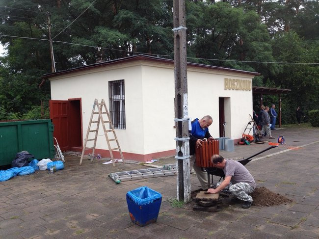 Sprzątanie dworca w Boszkowie (zdjęcia)