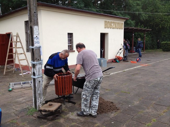 Sprzątanie dworca w Boszkowie (zdjęcia)