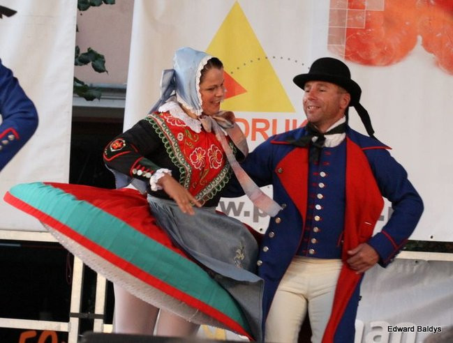 Zabrakło ławek dla widzów  (zdjęcia)