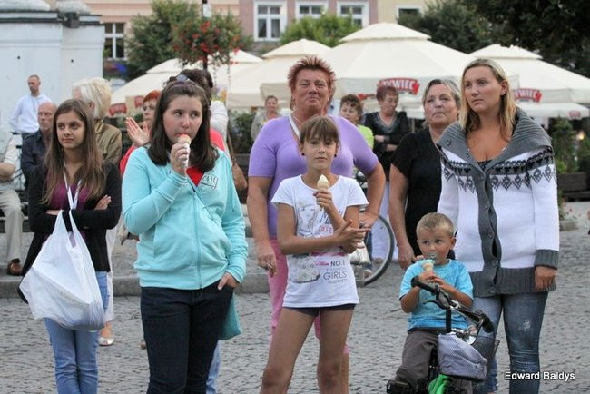 Zabrakło ławek dla widzów  (zdjęcia)