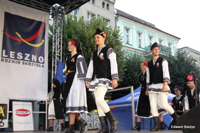 Zabrakło ławek dla widzów  (zdjęcia)