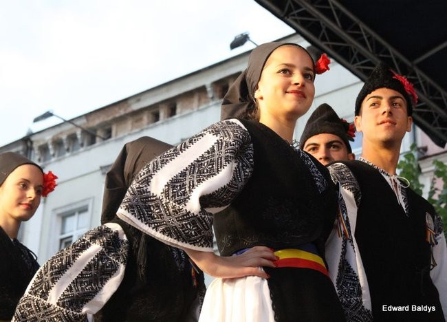 Zabrakło ławek dla widzów  (zdjęcia)