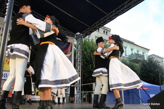 Zabrakło ławek dla widzów  (zdjęcia)